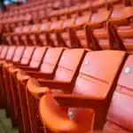 Escenario vacío con una silla de director y guiones dispersos que evocan el legado teatral