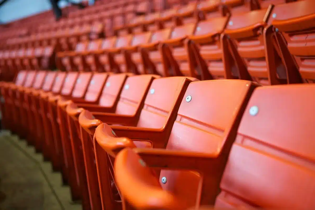Escenario vacío con una silla de director y guiones dispersos que evocan el legado teatral