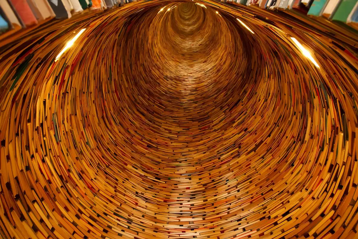 Estantería con libros sobre historia argentina y política representando la obra amplia de Galasso