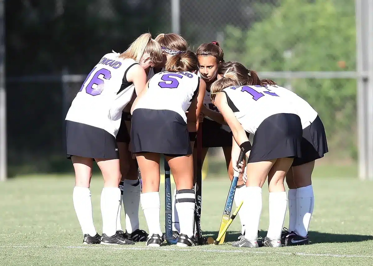 Entrenamiento de hockey sobre césped con jugadores en el campo durante la preparación