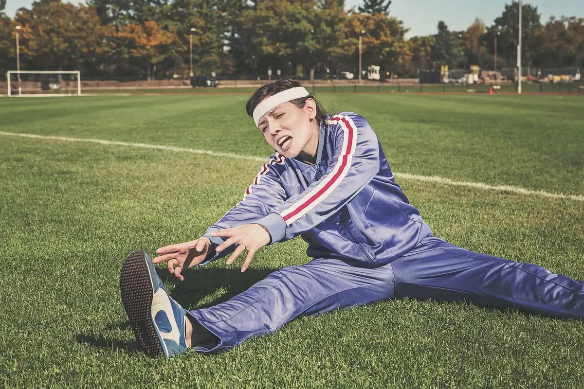 Jóvenes atletas en entrenamiento de detección de talentos en hockey sobre césped
