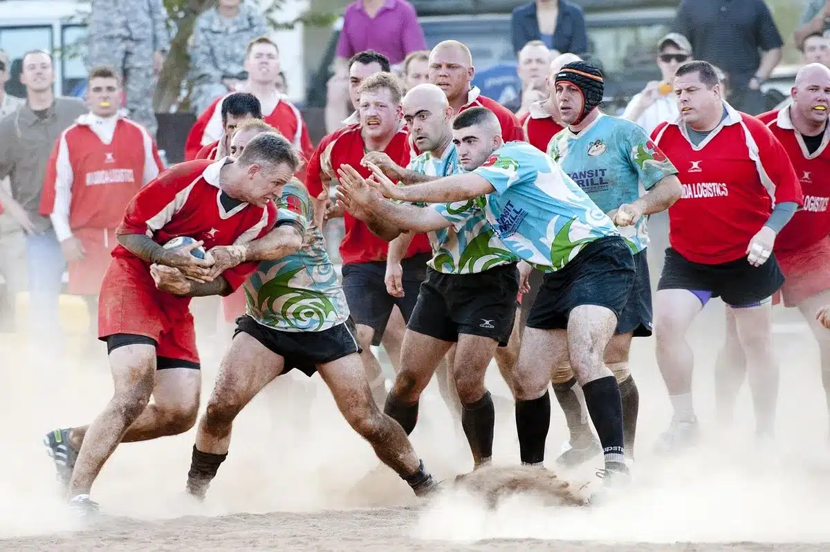 Centro de alto rendimiento con jugadores de rugby entrenando en cancha.