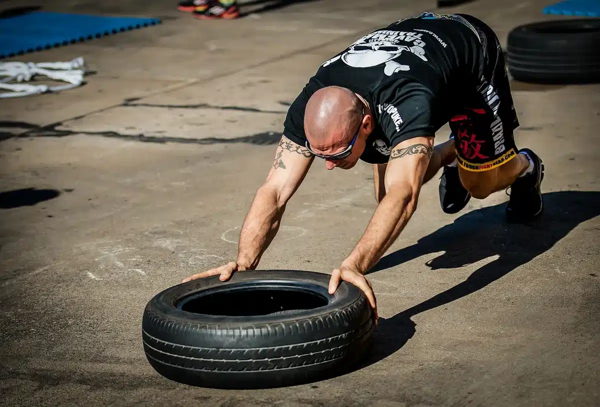 Personas realizando ejercicios de fuerza funcional en un gimnasio moderno.