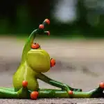 Atletas entrenando en un circuito híbrido de fitness con estaciones funcionales de fuerza.