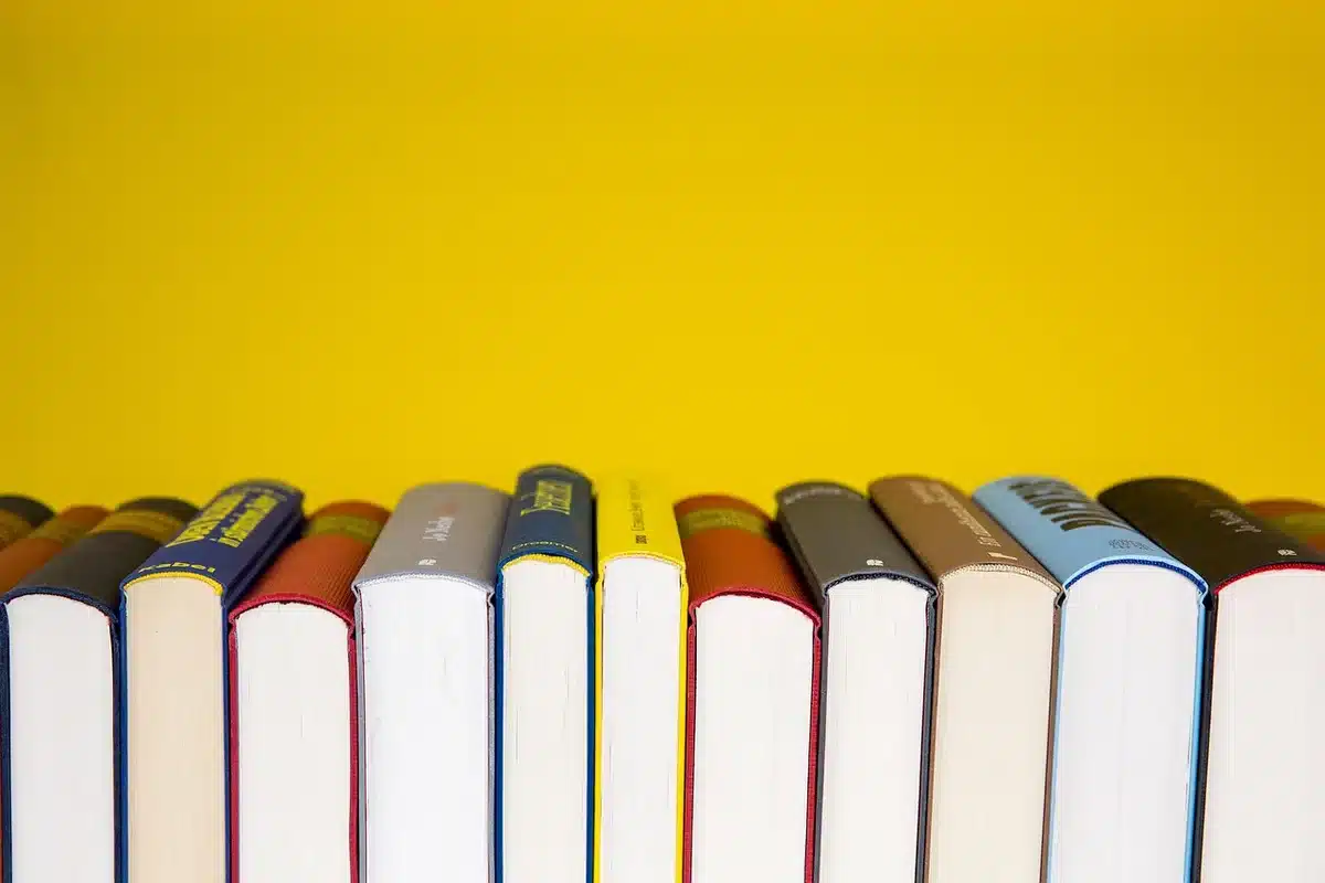 Asistentes en un evento literario con libros y conferencias