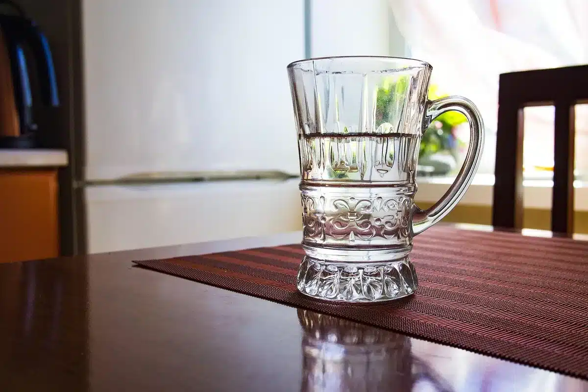 Facturas y productos domésticos sobre una mesa representando costo de la canasta total
