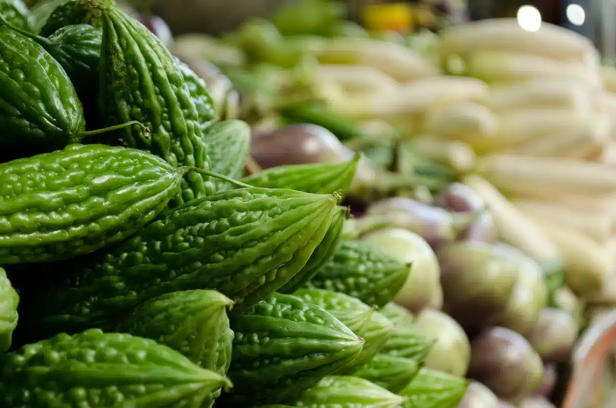 Verduras en mercado con etiquetas de precio que ilustran suba en verdulería