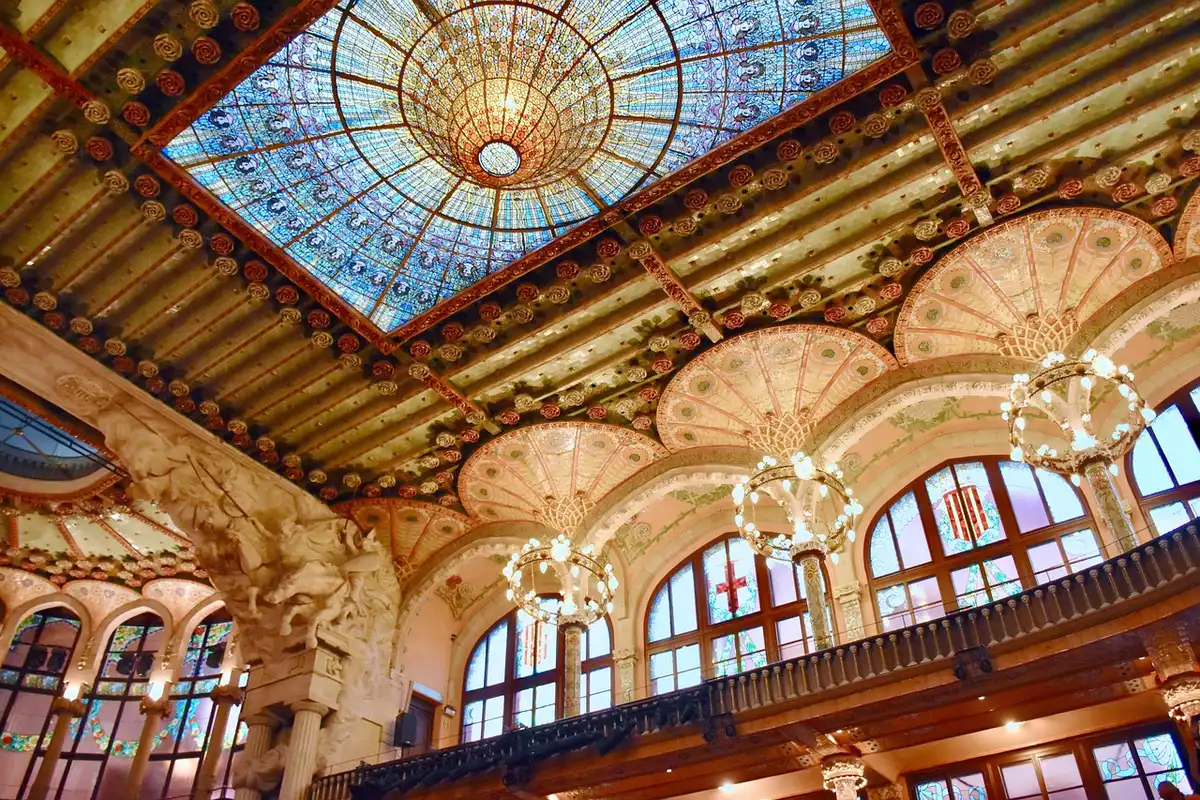 Fachada de la Casa de la Cultura en Avenida de Mayo con entrada principal
