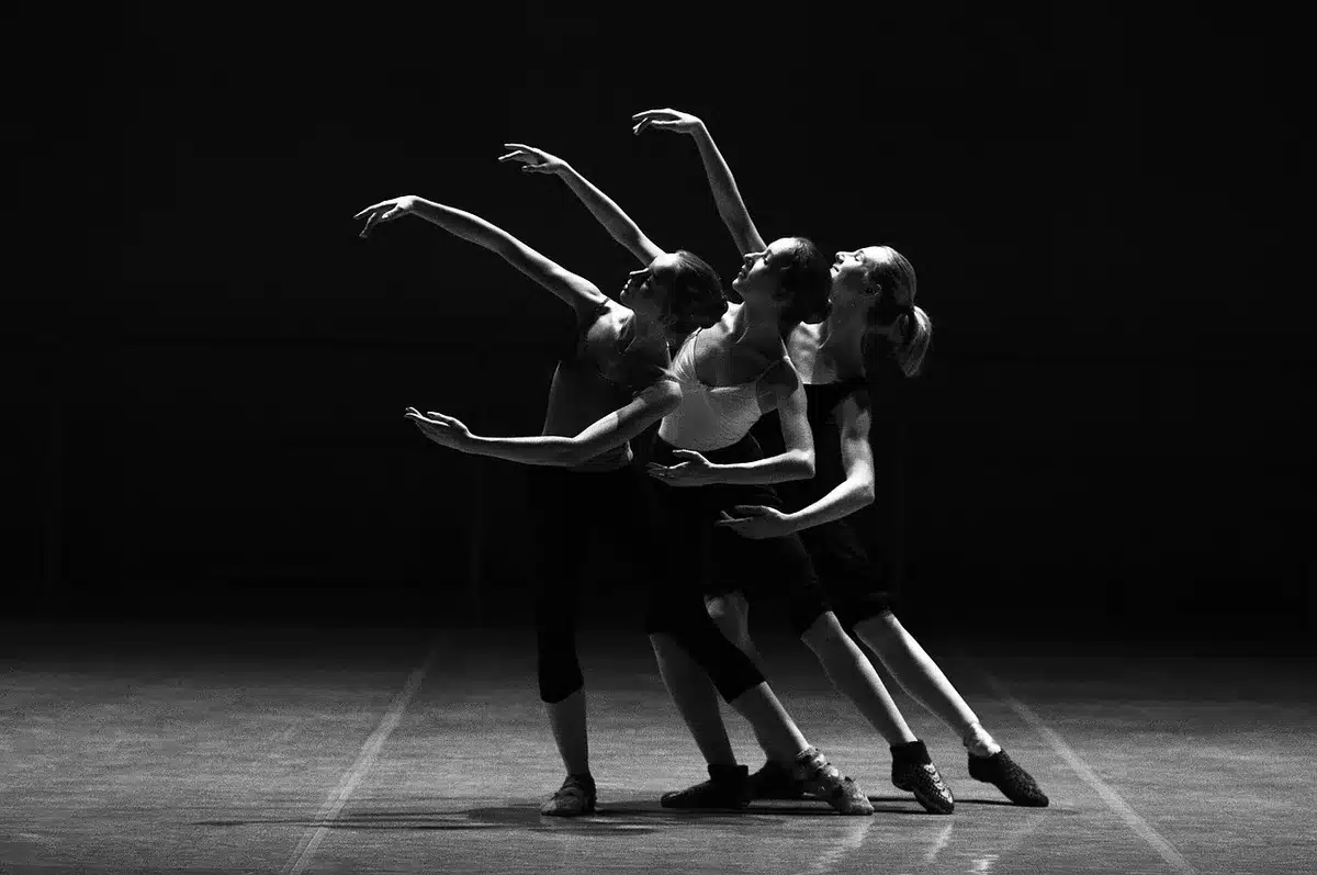 Ensayo con bailarines y músicos en un escenario teatral