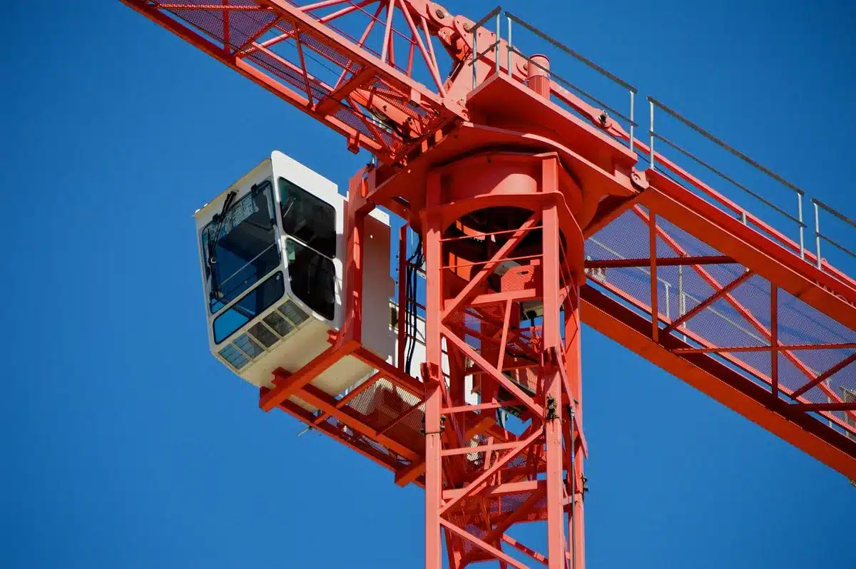 Obras navales en construcción en un astillero costero