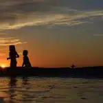 Silencio de la costa con embarcaciones patrulleras y un faro, simbolizando la soberanía