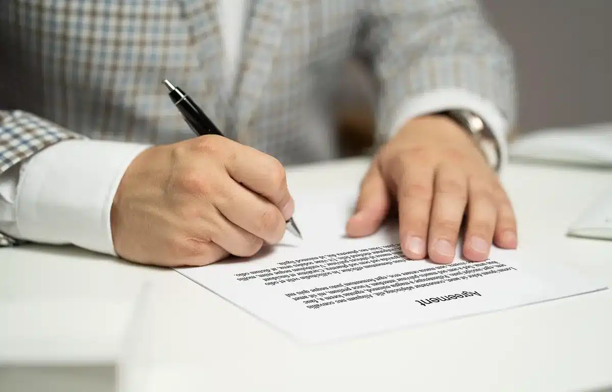 Documentos legales y acuerdo judicial sobre la restitución de obra de arte