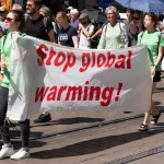 Multitud de manifestantes marchando en protesta por la crisis económica y el endeudamiento