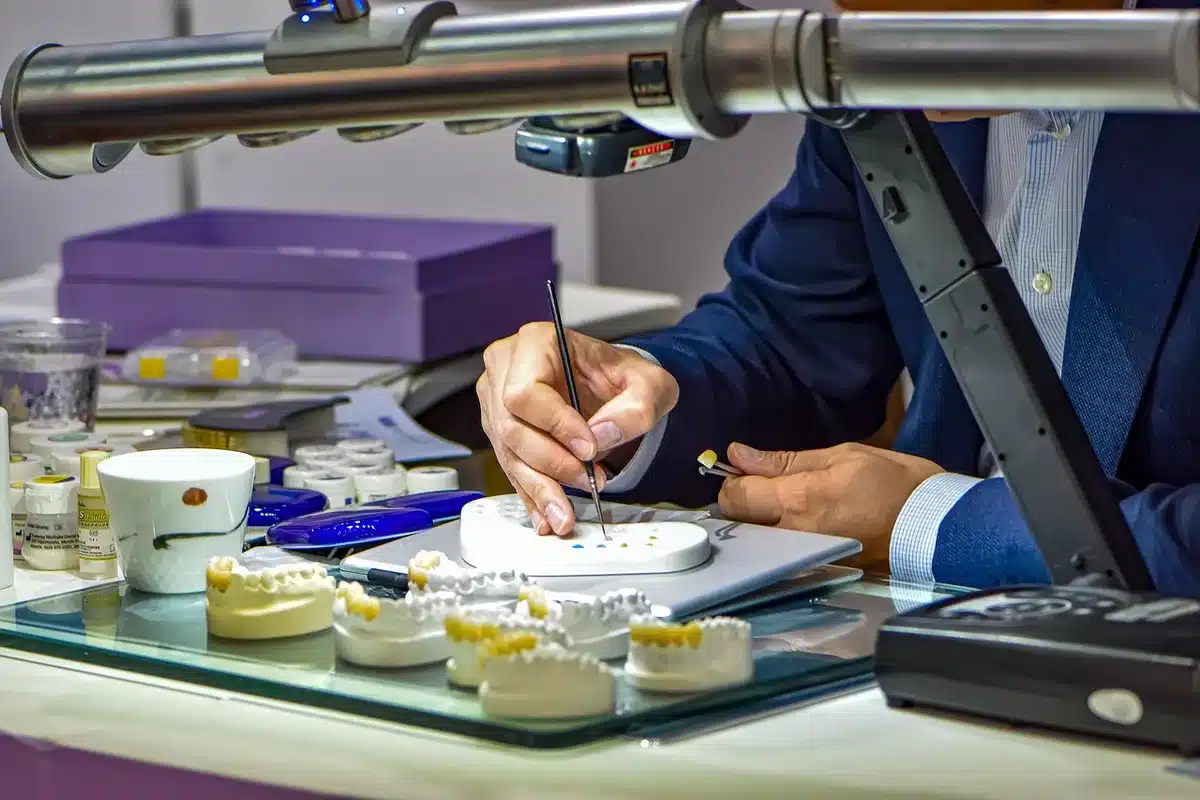 Técnicos en laboratorio trabajando con muestras de ADN para un banco genético