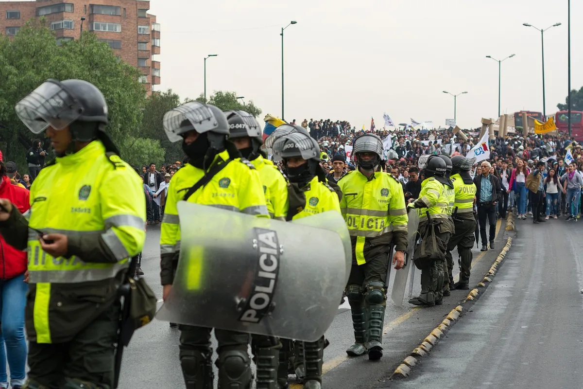 Manifestación de docentes en plaza con carteles de protesta por mejoras salariales y laborales