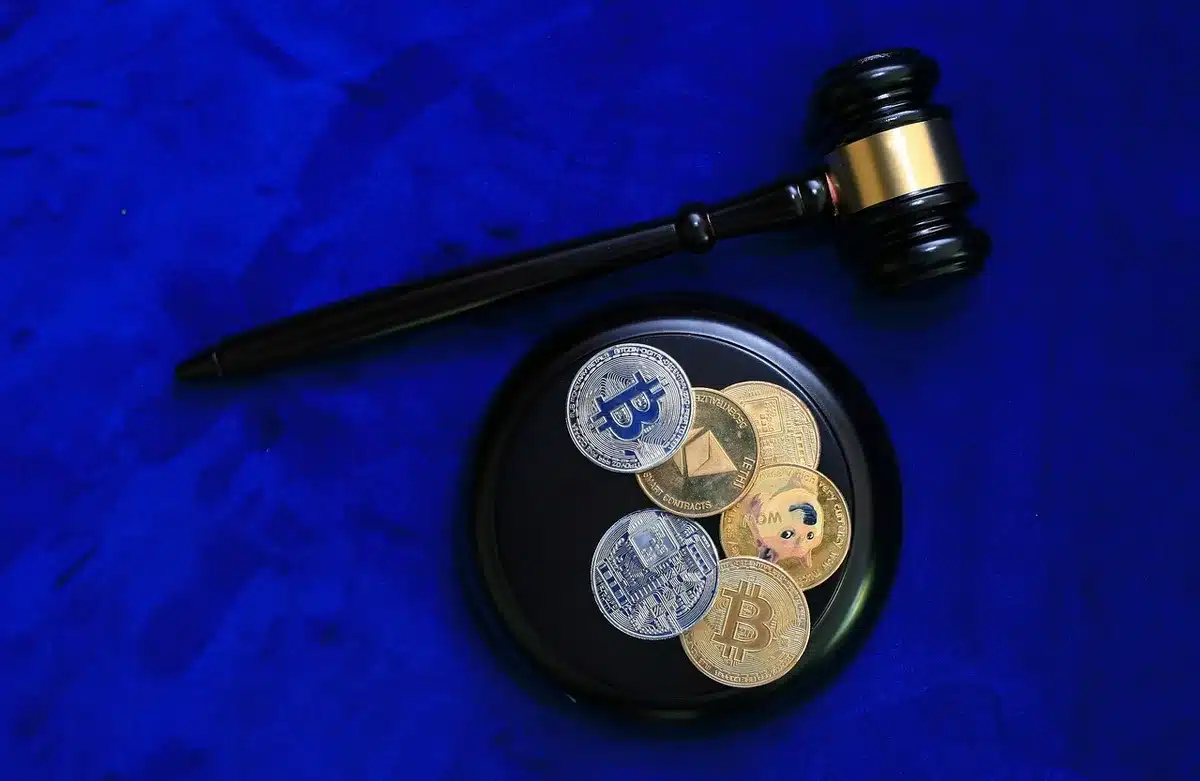 Mazo y expedientes sobre una mesa judicial, representando decisiones polémicas