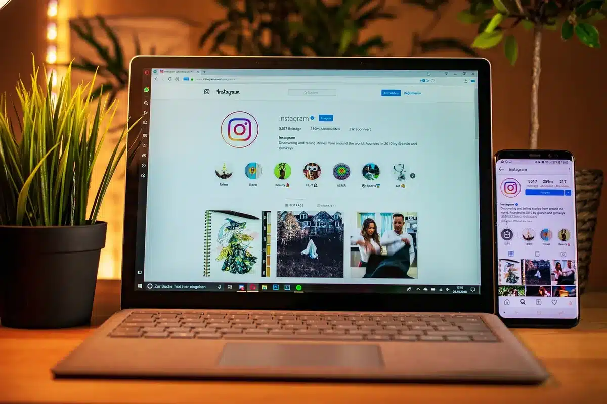Pantalla de ordenador mostrando una cuenta anónima en redes sociales