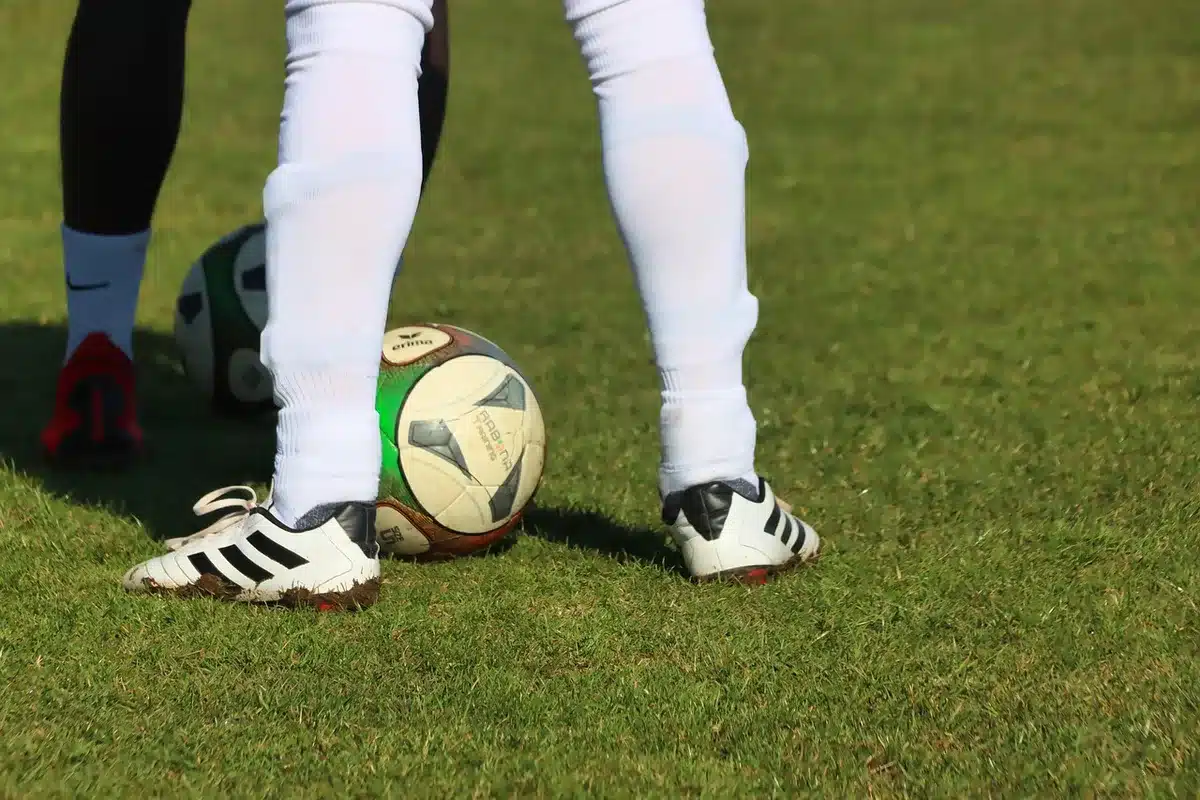 Portero entrenando con guantes durante una práctica