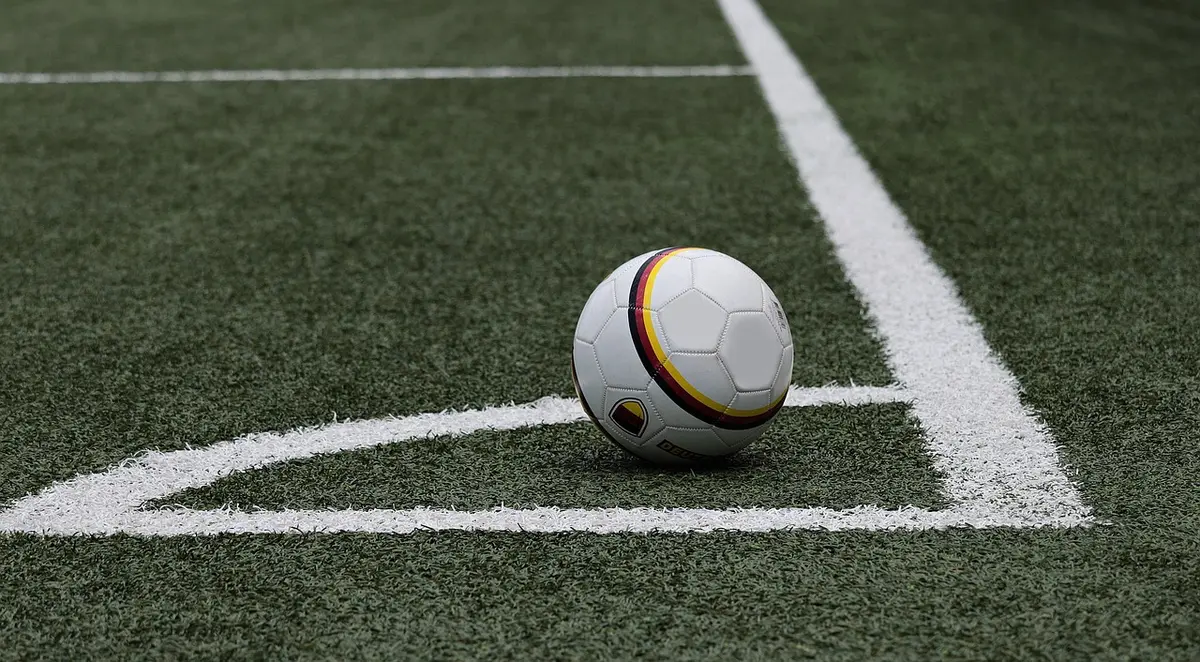 Mediocampistas en acción durante partido de fútbol