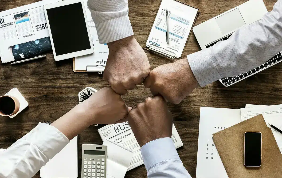 Reunión de autoridades y representantes en una planta industrial