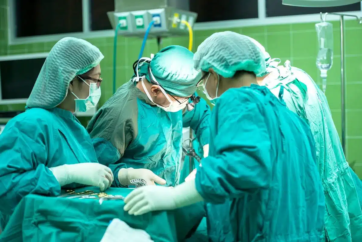 Facturas médicas y sobres apilados que representan deuda y desfinanciamiento sanitario