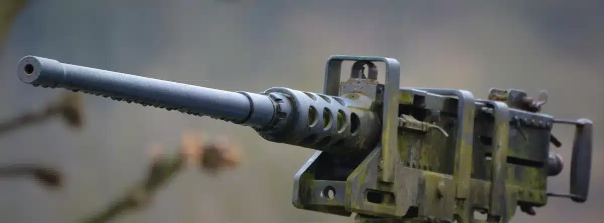 Mano con pistola desenfocada frente a estrado judicial