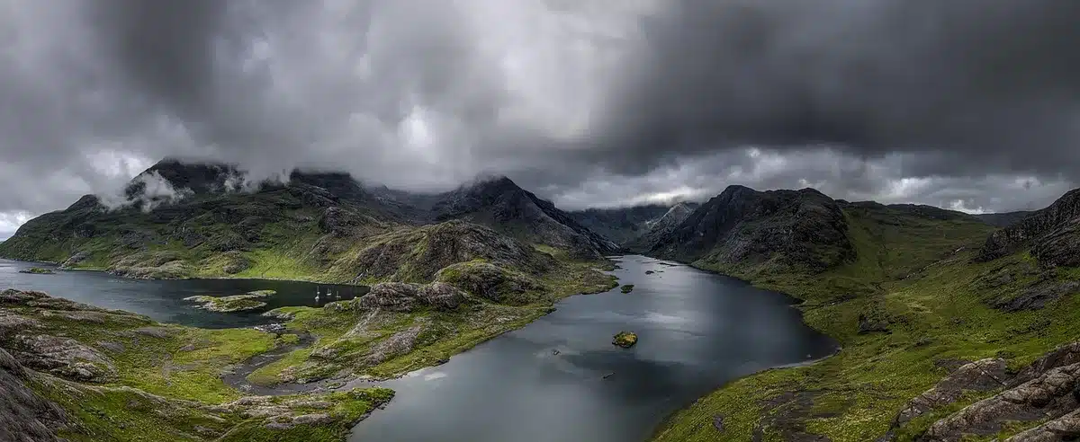 Entrada privada y muelle en un lago remoto bajo cielo nublado