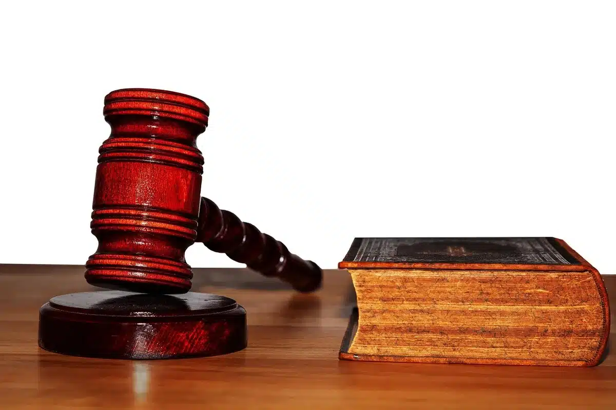 Pasillo judicial con túnicas y mazo en una mesa, simbolizando cambios en la Sala I