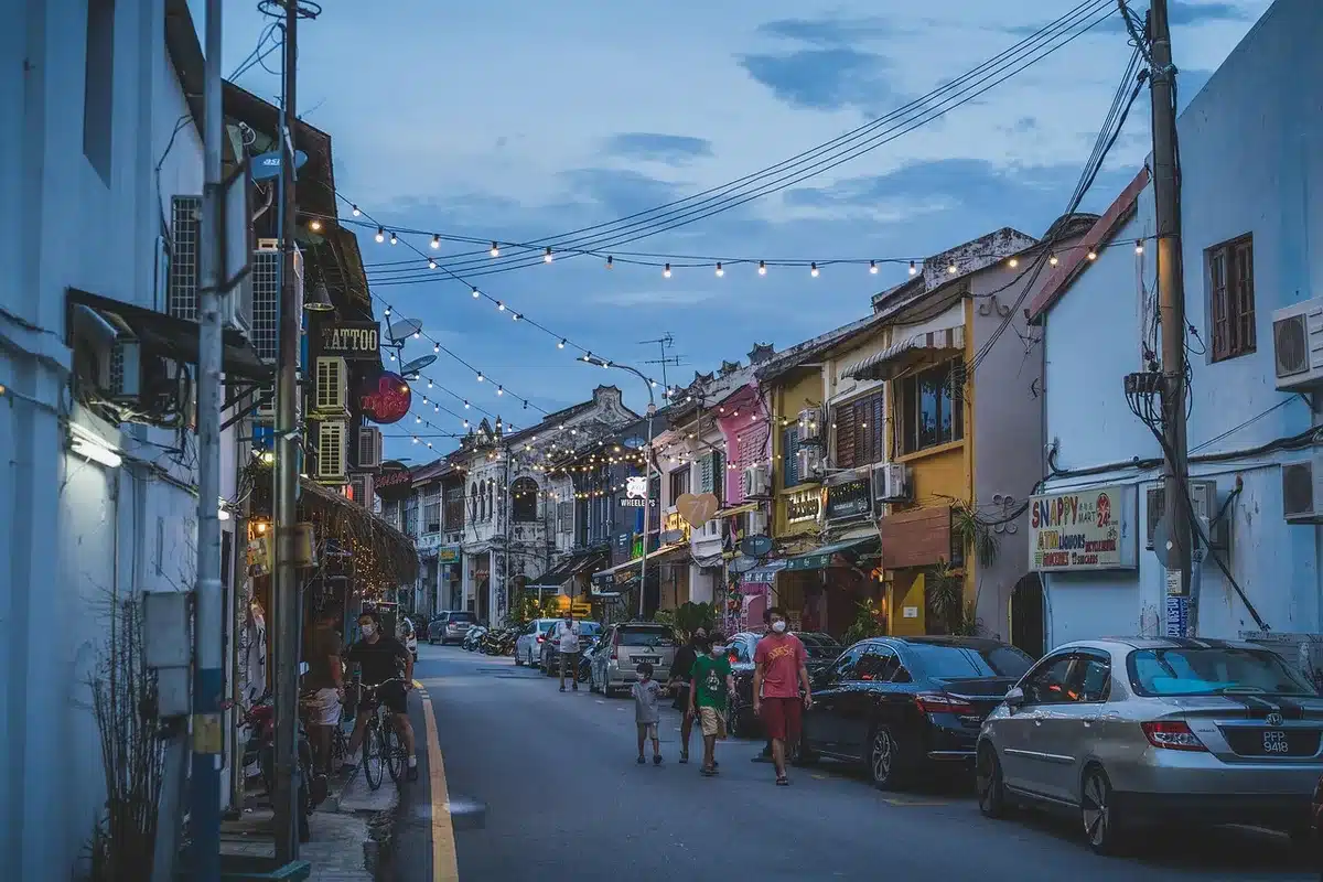 Calle principal de pueblo con comercios afectados y poca actividad