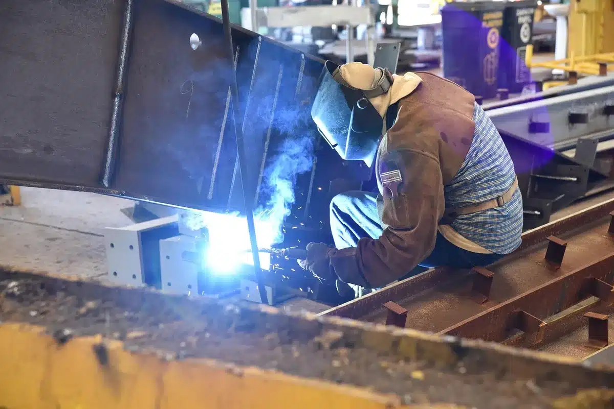 Línea de montaje vacía tras despidos industriales