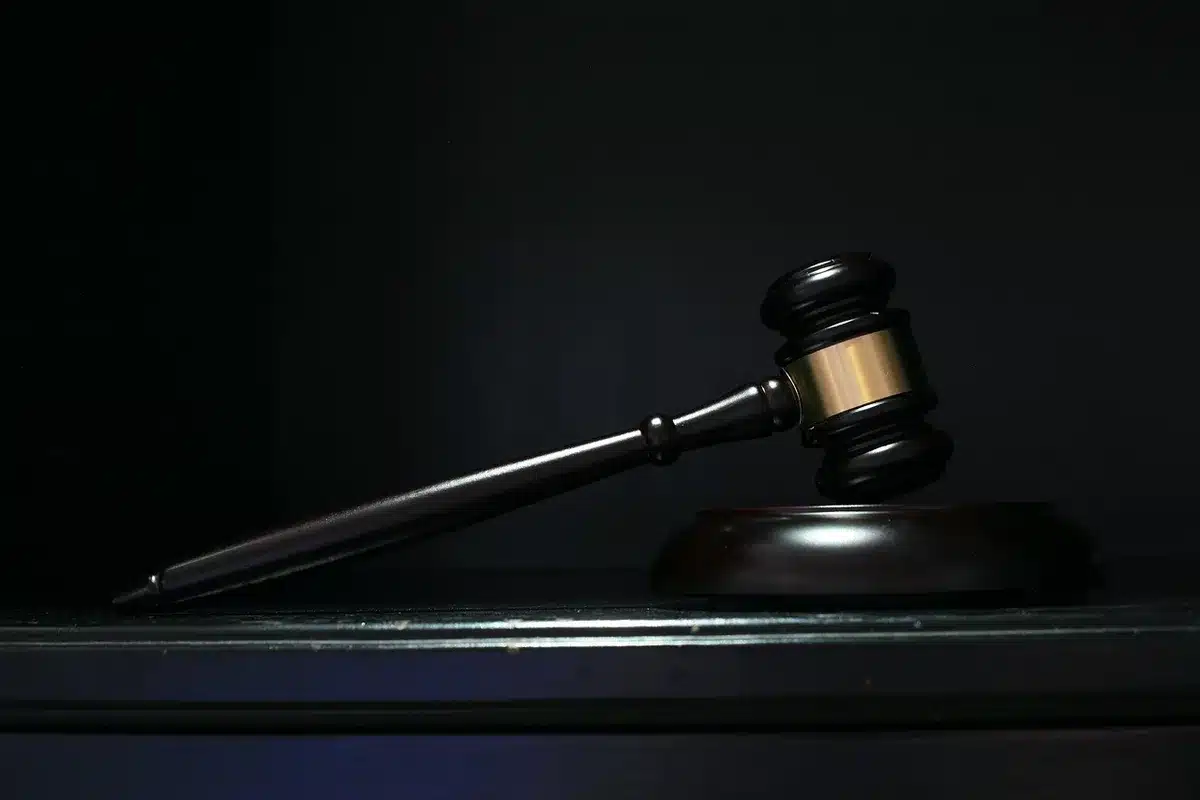Fachada o pasillo judicial con escalinatas y puertas de tribunal