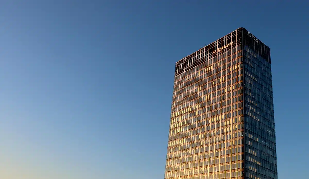 Delegación empresarial en una sala de reuniones internacional en París