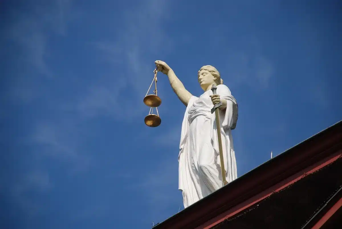 Edificio judicial genérico y documentos legales sobre medio ambiente