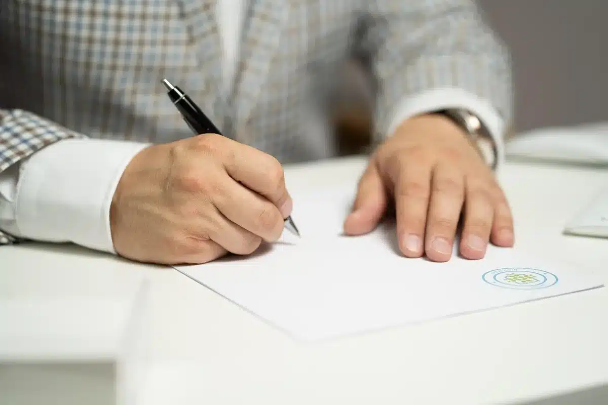 Documentos relacionados con discapacidad sobre una mesa en una reunión
