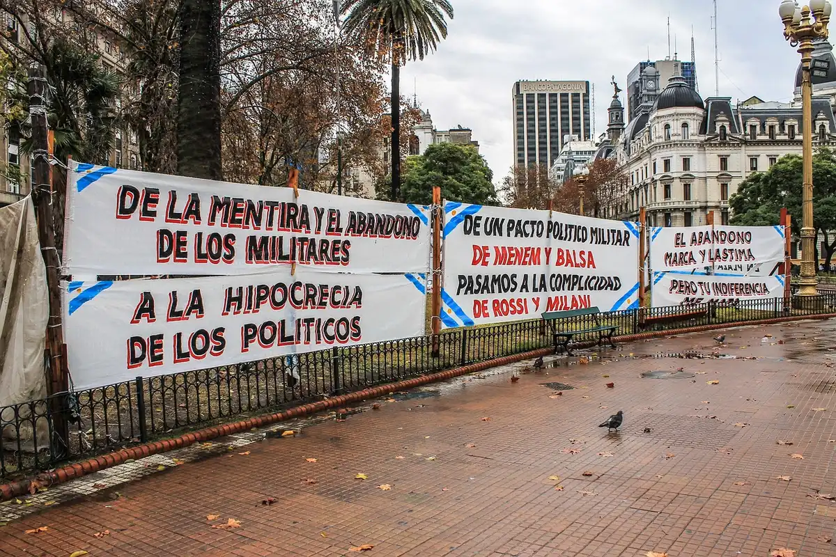 Multitud de manifestantes fuera del Congreso argentino