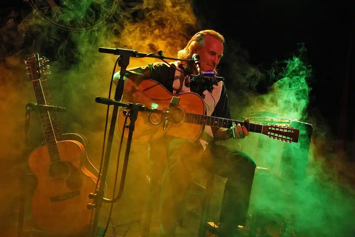 Duelo de guitarras slide en un concierto íntimo