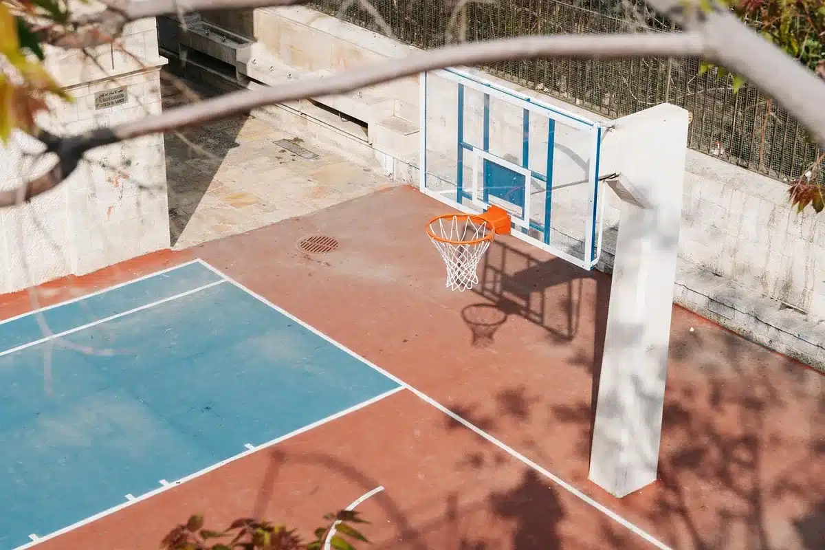 Banca de equipo vacía en una pista de pádel
