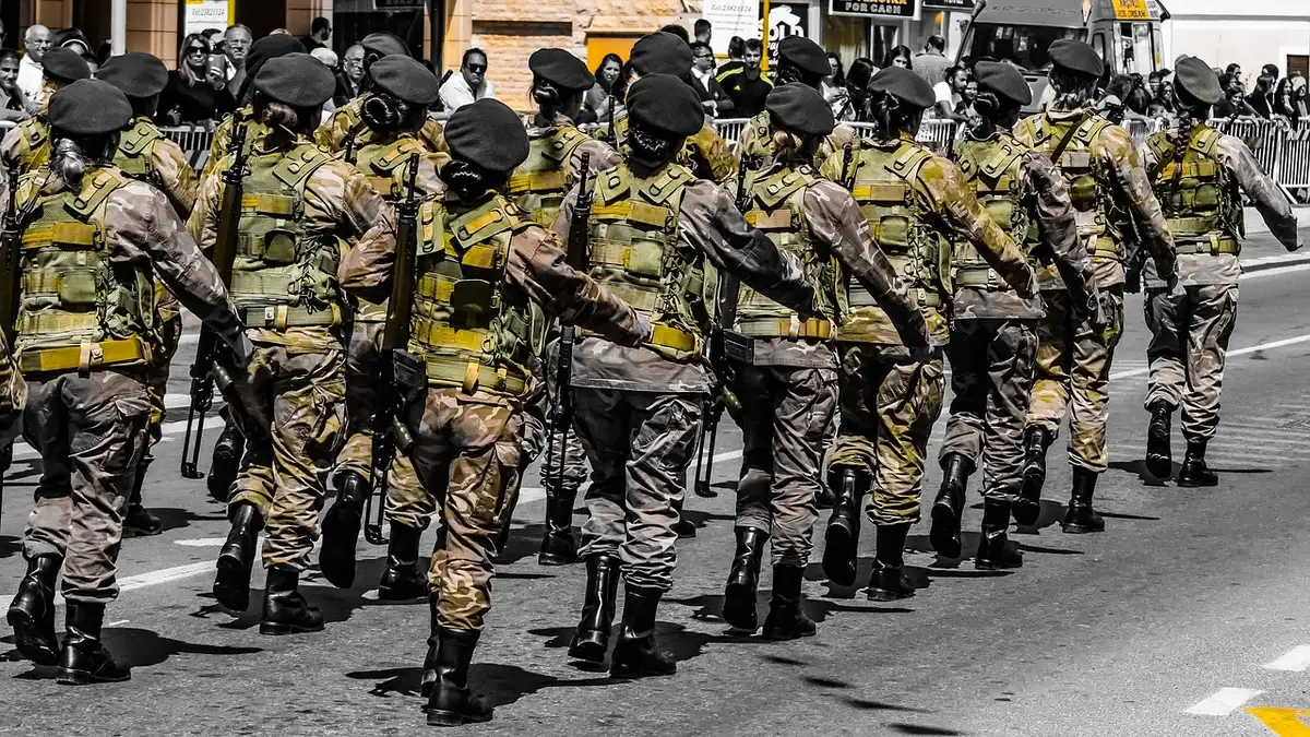 Personal de seguridad y control en el acceso a un evento internacional