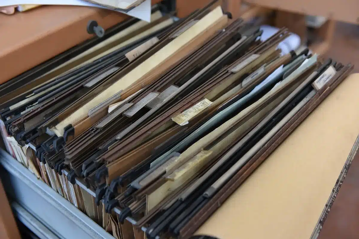 Manos anónimas revisando documentos sobre un escritorio de oficina