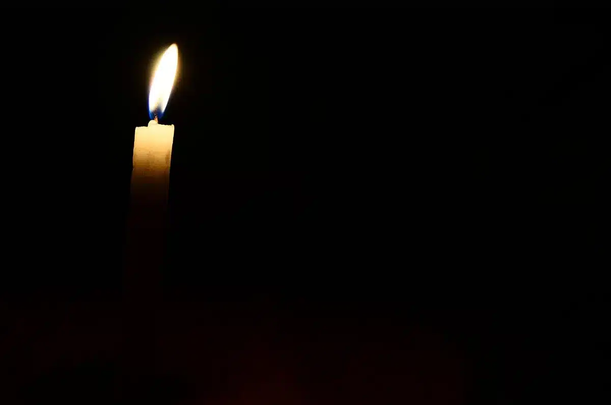 Familiares y allegados en una vigilia con velas
