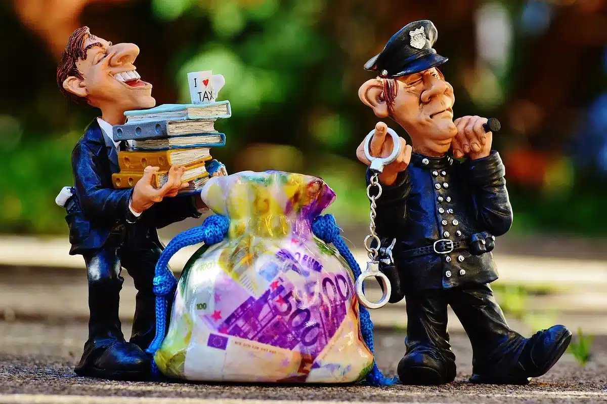Escritorio de oficina regulatoria con carpetas y una bolsa de evidencia anónima