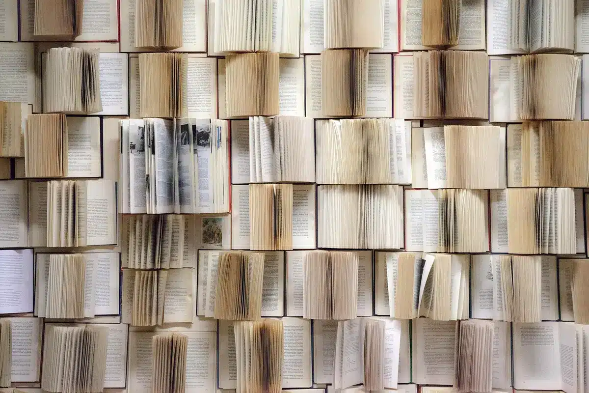 Taller de lectura con niños y un moderador en círculo