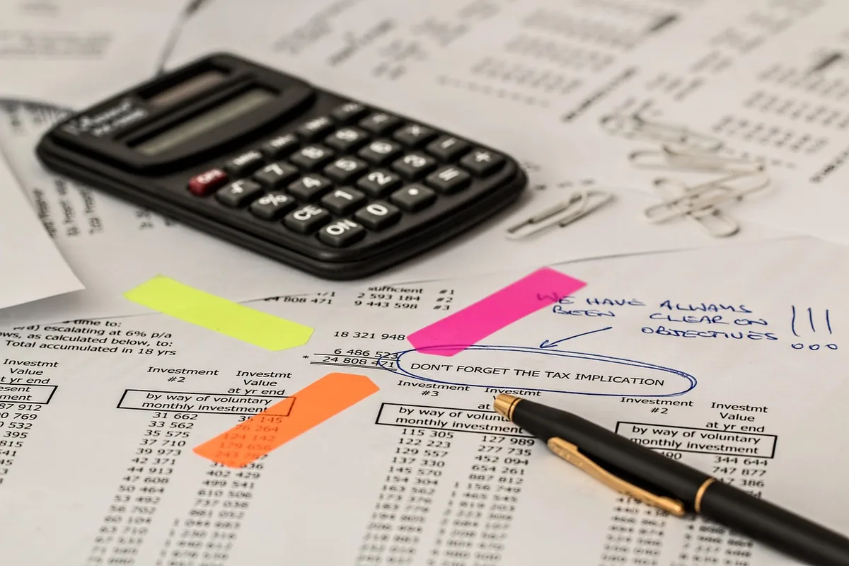 Documentos fiscales y calculadora sobre escritorio
