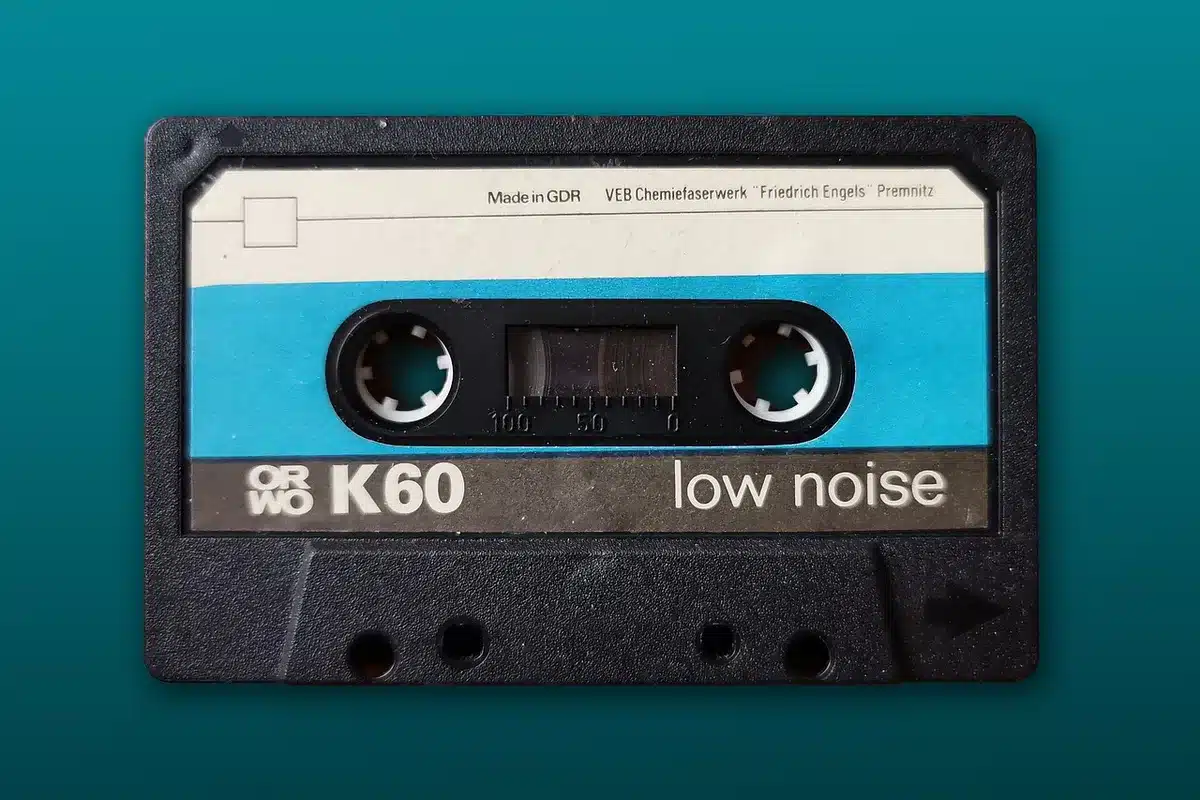 Detalle de una cinta VHS desenrollada mostrando la cinta magnética