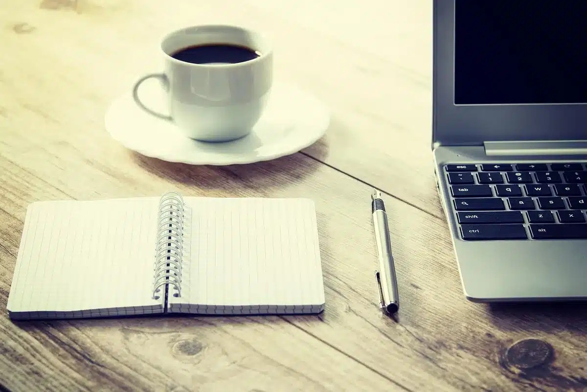 Escritor trabajando en un escritorio con libros alrededor