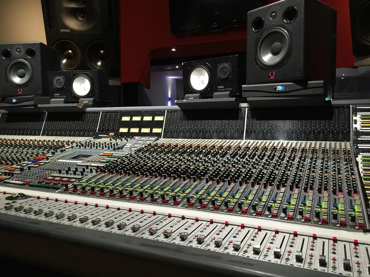 Consolas de radio encendidas y un micrófono, mostrando actividad en el estudio