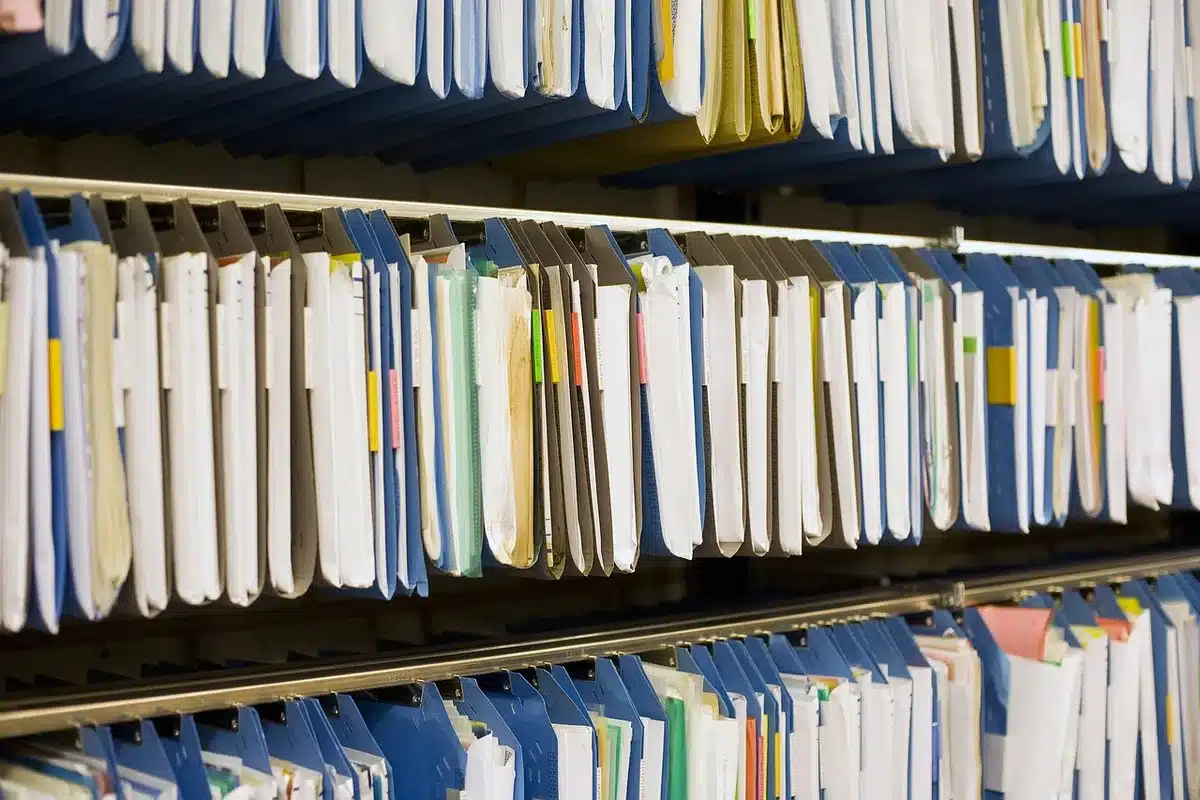 Cajas y archivos con documentación judicial y planillas antiguas