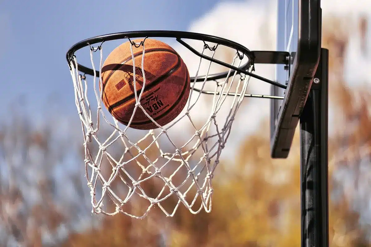 Equipo juvenil de básquet en viaje hacia un partido