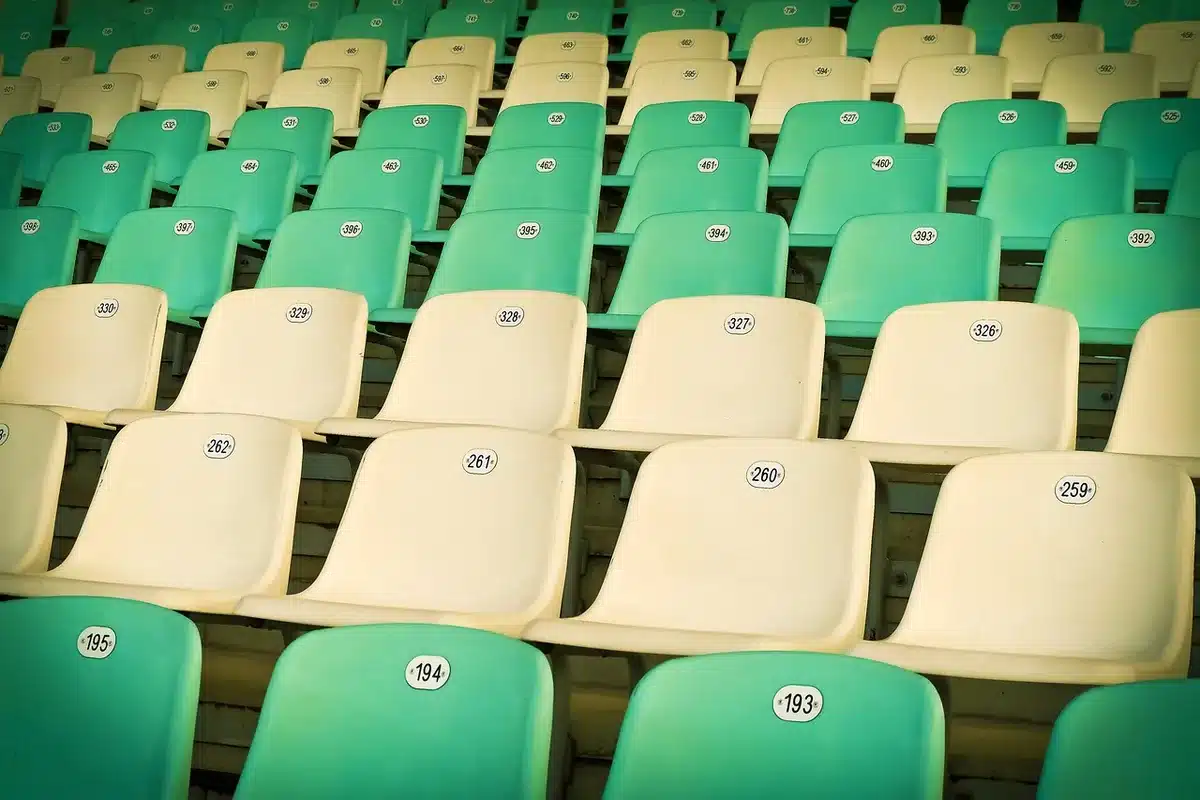 Interior del Luna Park con público y escenario evocando un acto de los años 40