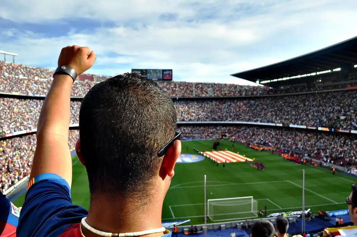 Marcador y tribunas vacías que ilustran la presión por resultados y la ventana para decidir